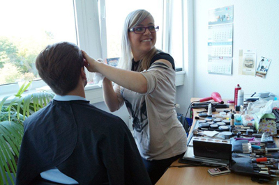 Ein weiteres mal am Set, Julia Pabst überprüft am Kontrollmonitor ob das Make-up richtig sitzt.