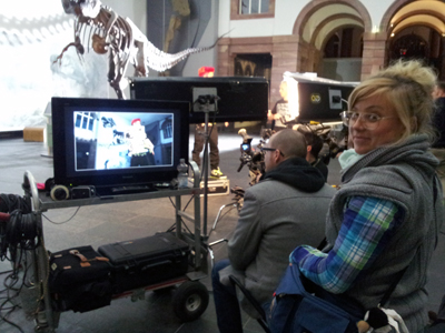 Ein weiteres mal am Set, Julia Pabst überprüft am Kontrollmonitor ob das Make-up richtig sitzt.