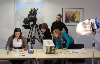 Ein weiteres mal am Set, Julia Pabst überprüft am Kontrollmonitor ob das Make-up richtig sitzt.